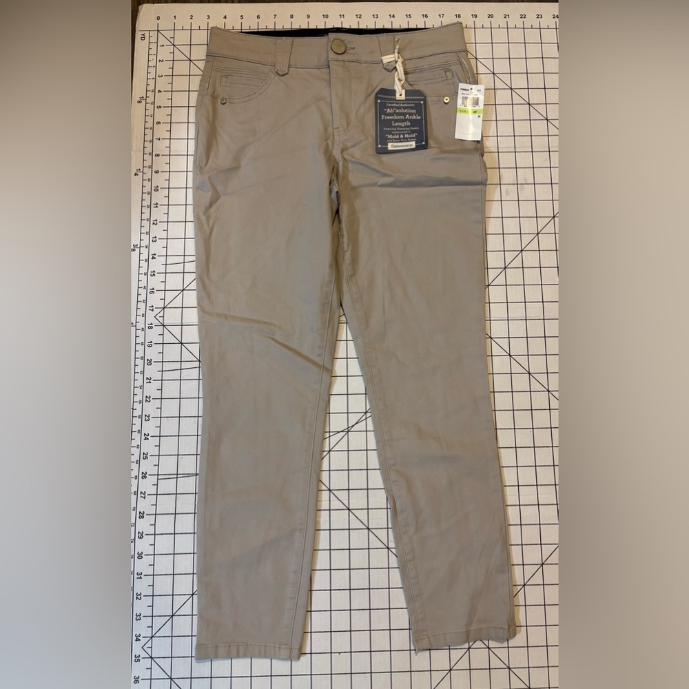 NWT Democracy “Ab”Solution Women’s Size 4P Freedom Ankle Length Pants